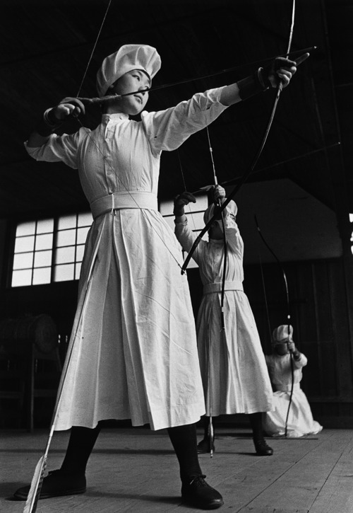 taishou-kun:Domon Ken 土門 拳 (1909-1990)Young nurses of the Red Cross, Azabu/Tokyo - Japan - 1938