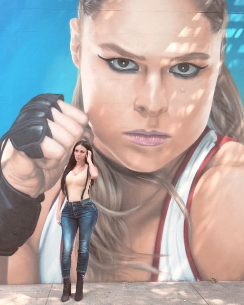 Hoy Ronda Rousey develo su mural en Allen Street en Manhattan NY #summerslam Vía @instagram
