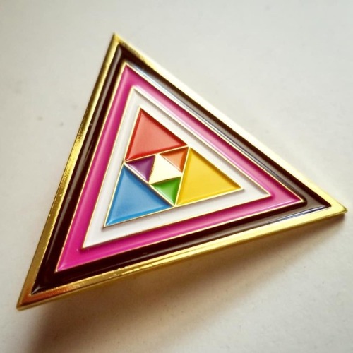 They came out super great! #queergeekprideflag #enamelpins #unboxing #rainbow #triangles #pins #prid