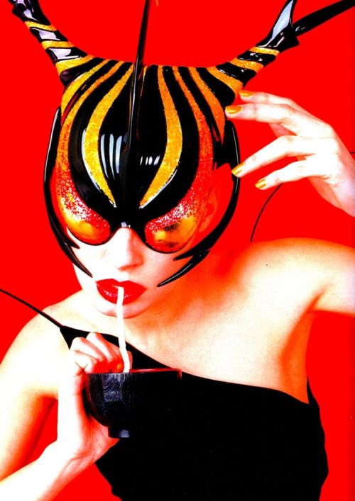 vodis:    She’s buggin’, Kristen McMenamy in Thierry Mugler HC ‘97 shot by Jean-Baptiste Mondino