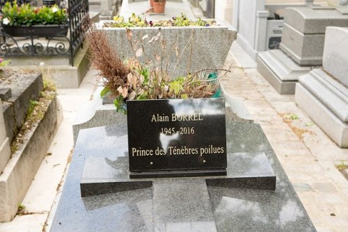 Le Père-Lachaise accueille le Prince des Ténèbres poilues.