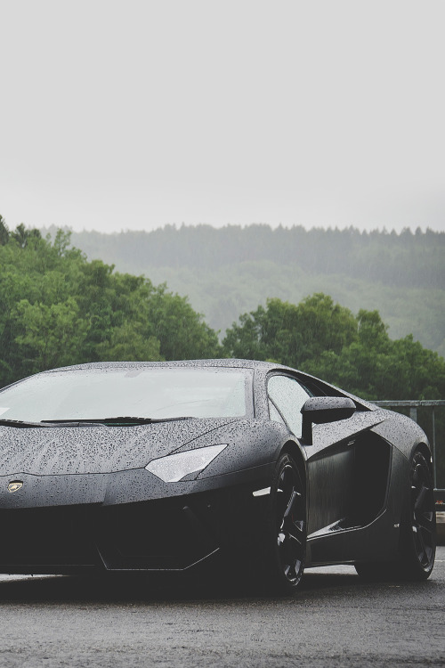 envyavenue:  Wet Aventador | Photographer