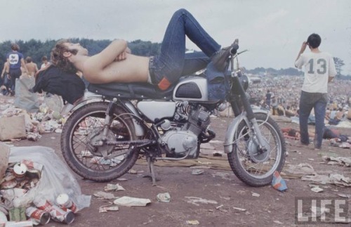 Woodstock kırıntılarıyla tutunuyoruz hayata. O özgürlüğe, barışa aç olduğumuzu haykırıyoruz her defa