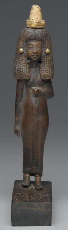 Small wooden statuette of Lady Tuty, 18th Dynasty, reign of Amenhotep III from Medinet Gurob