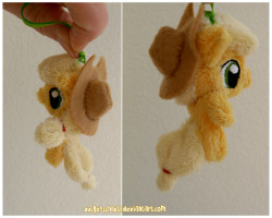 royalcanterlotvoice:  Applejack keychain