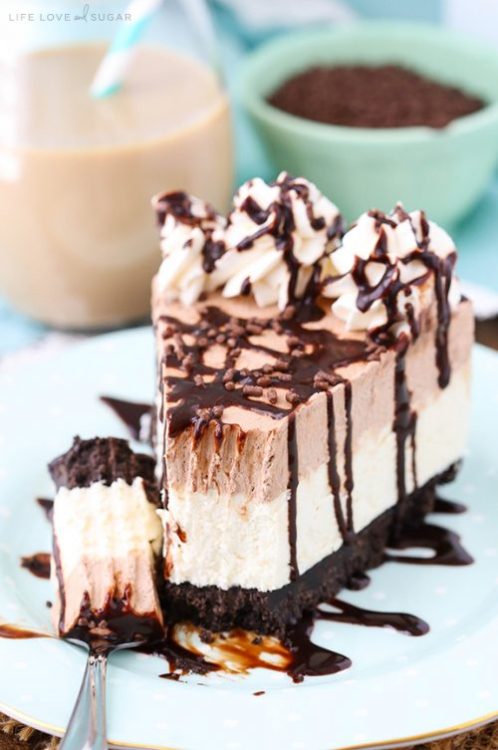 sweetoothgirl:    FROZEN IRISH CREAM MOUSSE CAKE  