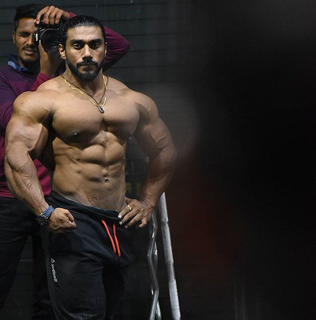 jimbibearfan:  drwannabebigger: Sangram Chougule He wants oiling and worshiping…..