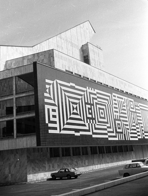 scavengedluxury:Victor Vasarely mural on the side wall of the Kisfaludy Theater (now Győr National T