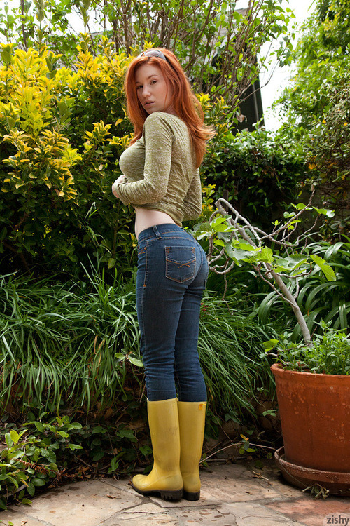 redheads-in-bed:  A redhead doesn’t worry about what happens next.