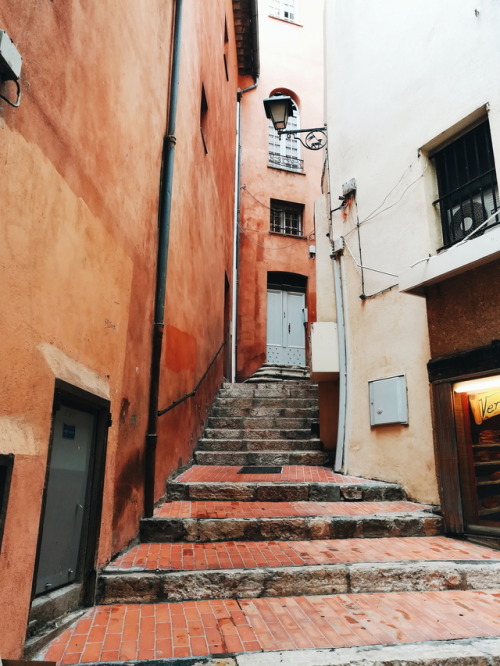 thecornercoffeeshop:Walking through the streets of Grasse