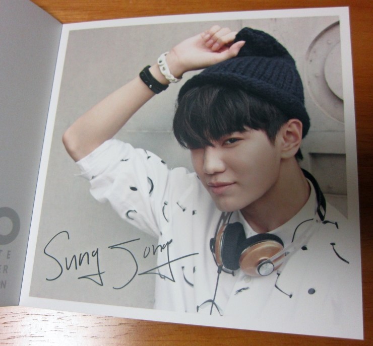 dancemachinehoya:  INFINITE momentum on-ear limited edition - PHOTOBOOK cr.cjleaf