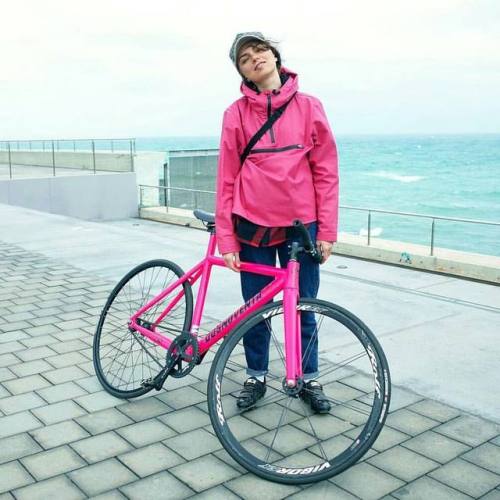 javi-ballestero:@linita_bo #citygirls #girlbike #girlsgonefixie #ridegirl #pink #paseomaritimo #ride