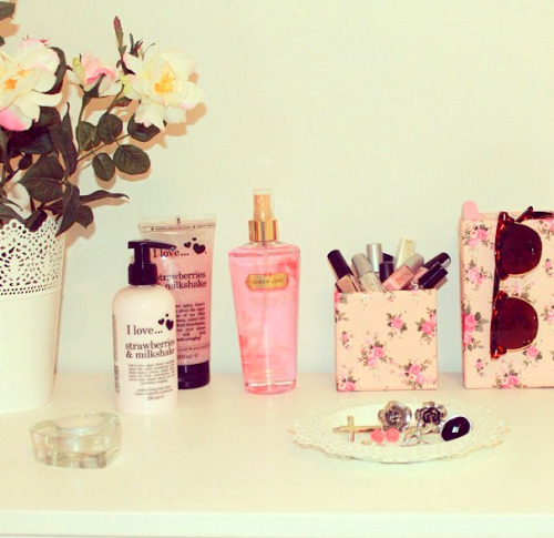 rosesollg:  fairysplash:  tropicalraspberry:  ☆tropical raspberry☆  q’d♔at school❀   ⓡ♡ⓢⓨ following back similiarcheck out my instagram @/kidrauhlbshawty