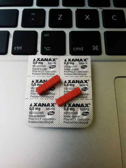 xanaxietyy:leftovers from the sample’s that arrived today(6 x 0.5g xanax + 2 x red devil 7mgs bars 