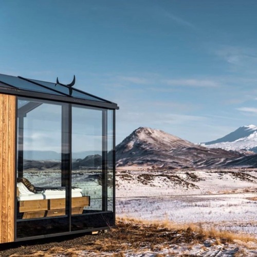utwo:  Sleeping under the stars in a glass cabin in Iceland.  Watch northern lights and stars / midnightsun out of the bed. © panoramaglasslodge 