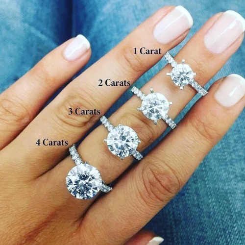 To choose the perfect diamond engagement ring is complicated, so we brought you few sizes so your ch