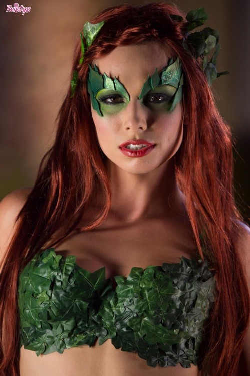 Sex cosnakedplay:Poison Ivy  pictures