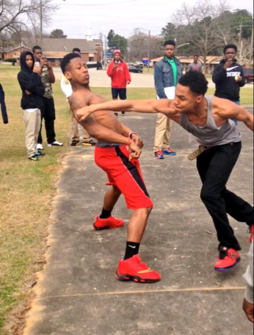 slowwdownnn:  phattygirls:  HOW MUCH ENERGY WAS WASTED ON THAT PUNCH?  what-would-inu-do