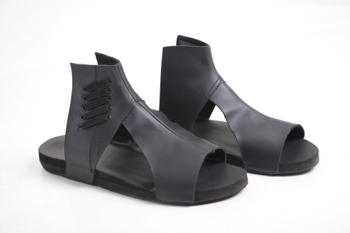 VARGAS Black Leather Sandal [Disponível em  avantvargas.loja2.com.br/5593080-Sand