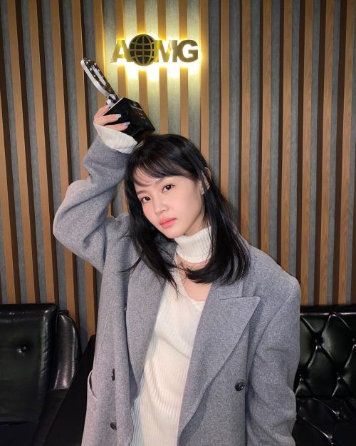 [IG] 210107 leehi_hi: I’m drunk with the scent of this award..my new single Holo which marked the st