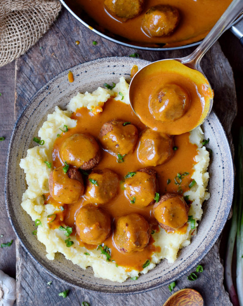 Vegan Mashed Potato Bowl Round UpVegan Mashed Potato Bowls With Crispy Tofu NuggetsVegan Loaded Mash