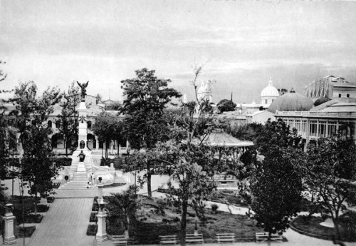 Parque Dueñas (Ahora Plaza Libertad) en el centro de San Salvador, El Salvador, 1924.