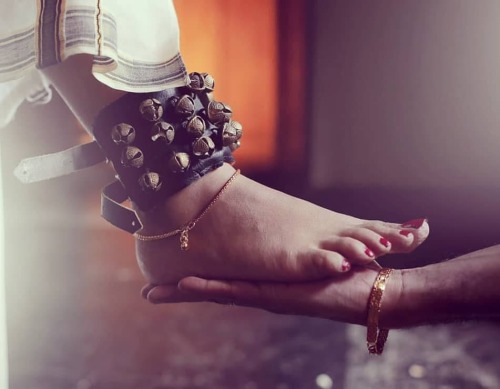 “Your feet will bring you to where your heart is.” . Click @jayancheruvallur . #photography #indian