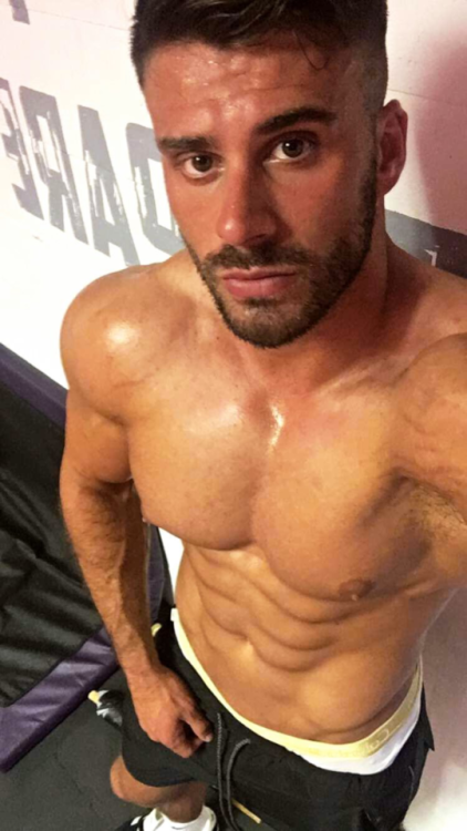 phoenixrising90: What a hottie