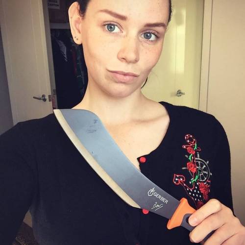 :@absssss__  #BabesNBlades #BadassBabes DM for feature #sword #bombshell #babes #blades #girlswithkn