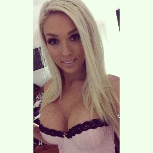 selfiestream:  http://bloggingdrunk.com/selfies