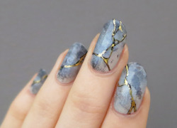 ladycrappo:Tutorial: Kintsugi NailsHere’s