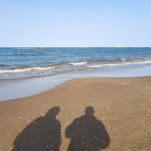 #selfie on the #beach #lungomarecolombo #pescara #mareadriatico #spiaggia #sabbia #ombre #orizzonte 