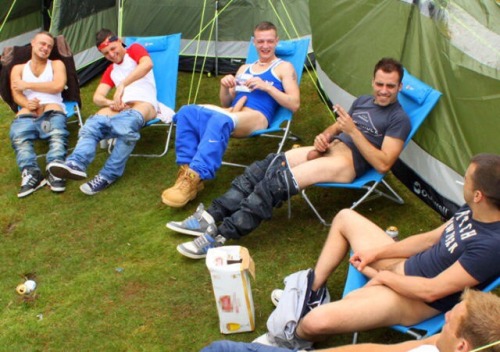 brodeomedude: cockfocused:Happy campers. don’t tempt me with a good time