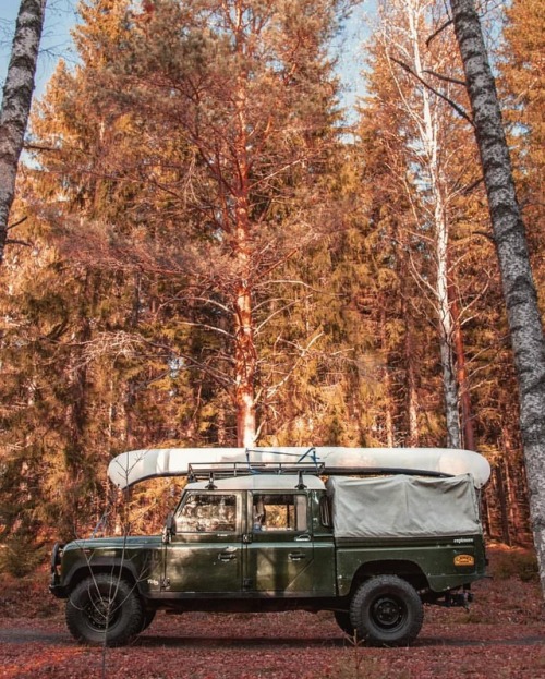 upknorth: The right way to wait for winter; Off-road Land Rover 130 setup plus canoe. Dream vehicle 