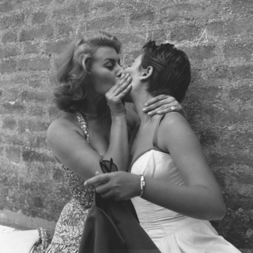 kristalknobb: Sophia Loren lip smacking Anna Maria, 1955. https://painted-face.com/