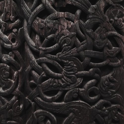 maanegarn: Wood carving at the National History Museum, Oslo. 