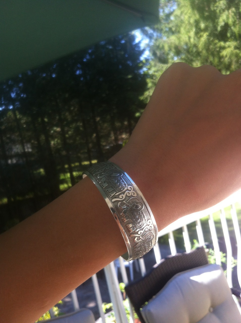ele-pha-nt:  my new elephant bracelet. please don’t change the source if this gets