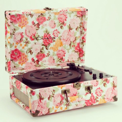 colour-me-in:  I want this turntable more than I can fully express… #floral #vinyl #springfever #girlygirls #perfect 