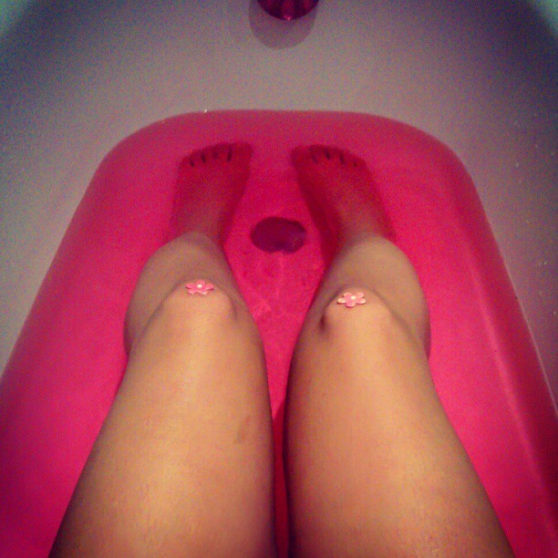 Hello bath bomb! :)  #bath #bomb #fizzer #pink #colour #tan #legs #flowers #knees