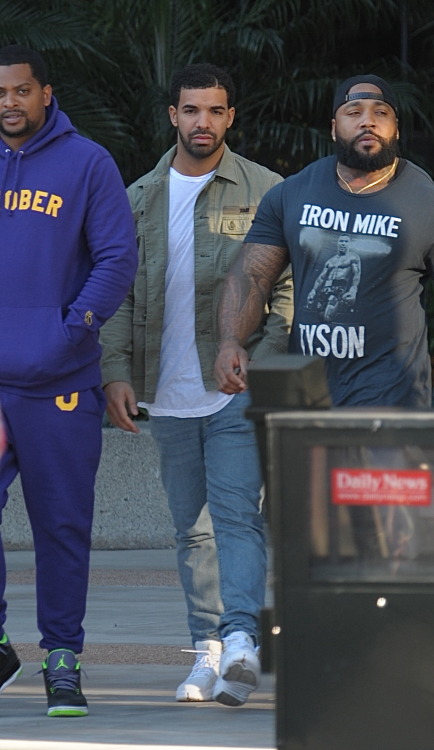 celebritiesofcolor:Drake exits Cedars-Sinai hospital in West Hollywood, CA.Dat bodyguard tho…