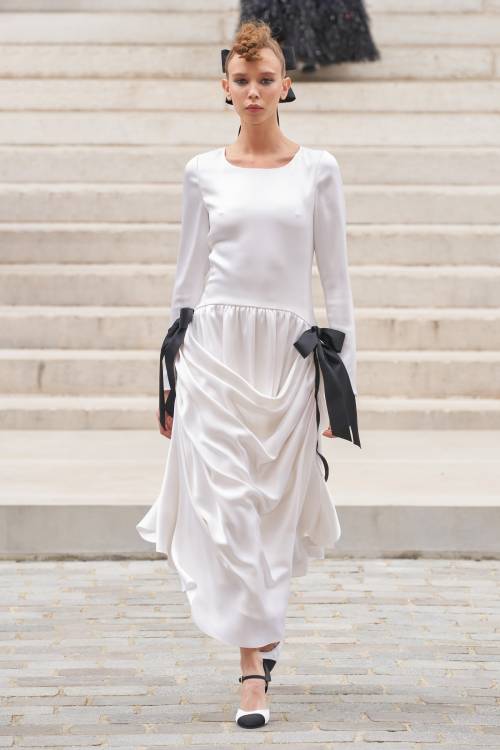 Chanel by Virginie Viard, Fall 2021 Couture Credits:Damien Boissinot - Hair StylistTom Pecheux - Mak