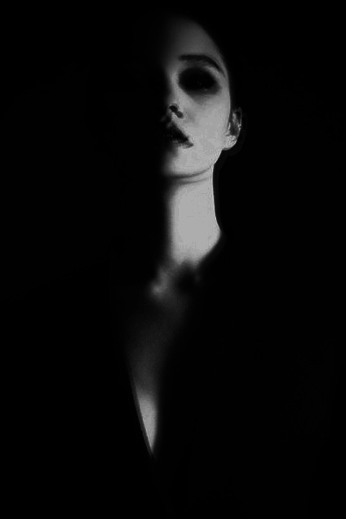 noir43:  a-p-o-c-a-l-y-p-t-o:  Hammering by: AndrewKalash  The thoughts. 