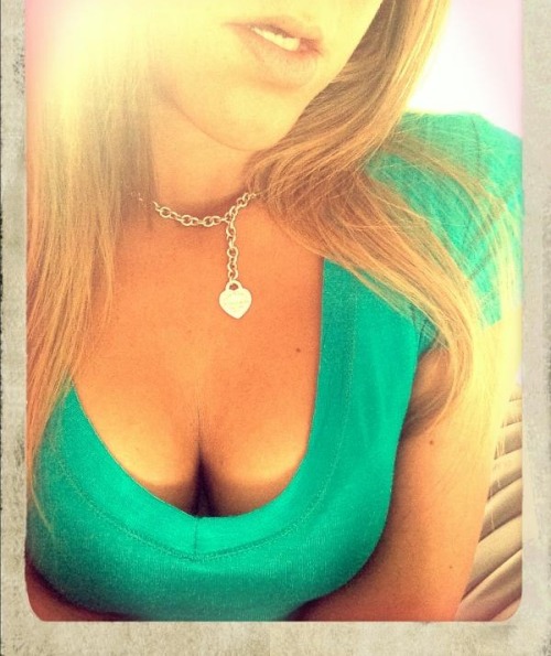 katietoosweet: #cleavage #lowcut ( . )( . )