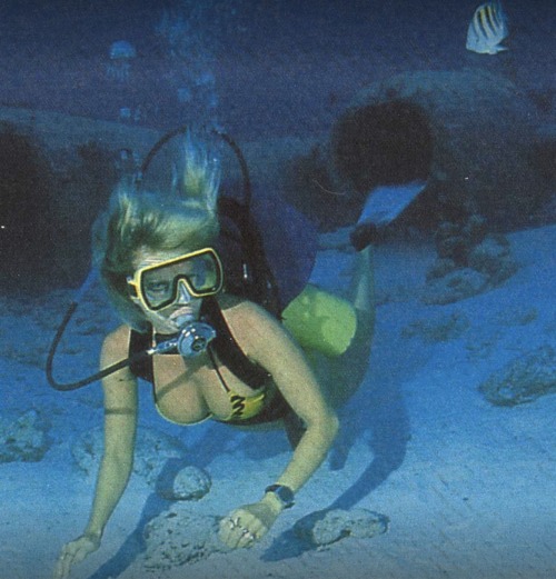 Vintage scuba diving women 