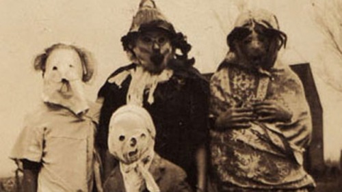 thevortexbloguk: 10 Terrifying Photos of Vintage Halloween Costumes Are these Slipknot’s child