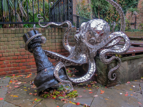 darkersolstice:steampunktendencies:Octopus playing chess by Leigh Dye@edderkopper