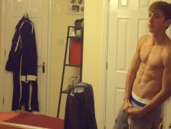 just-a-twink:  freshie:  Blogger crosspost…  Cute Shirtless Lad 