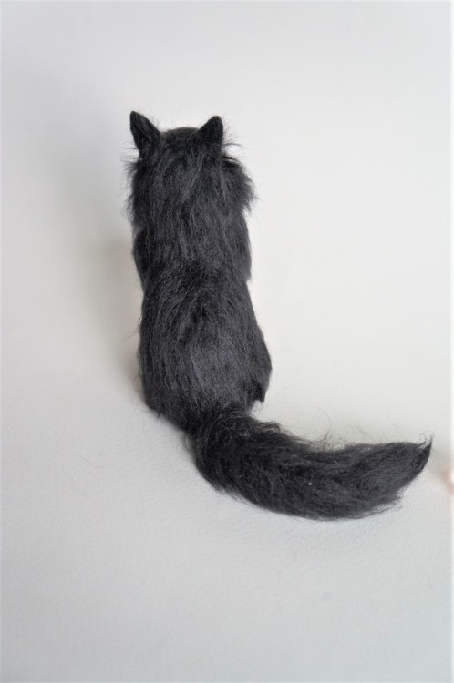 janetsneedlefelting:A black cat with green eyes I felted.  