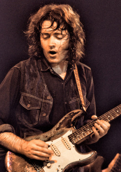 mfs:  Rory Gallagher. (Bullfrog Blues - Listen here) 