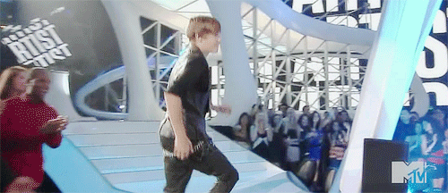 gagasdiamond:  artchet: Lady Gaga shows Justin Bieber the way to stage when he won